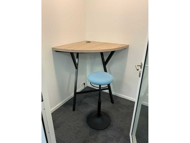 Hoek werkplek met ergonomische mymobilis werkkruk - afbeelding 2 van  5