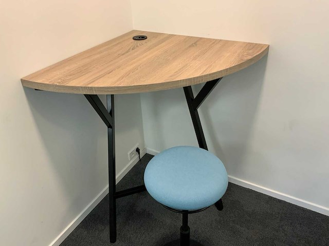 Hoek werkplek met ergonomische mymobilis werkkruk - afbeelding 3 van  5
