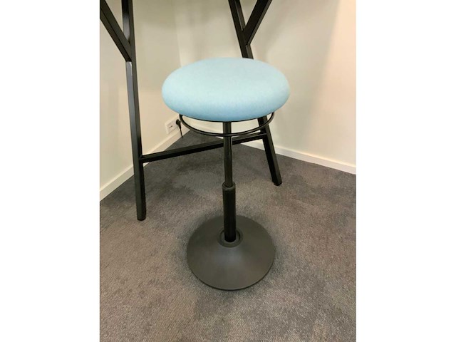 Hoek werkplek met ergonomische mymobilis werkkruk - afbeelding 4 van  5