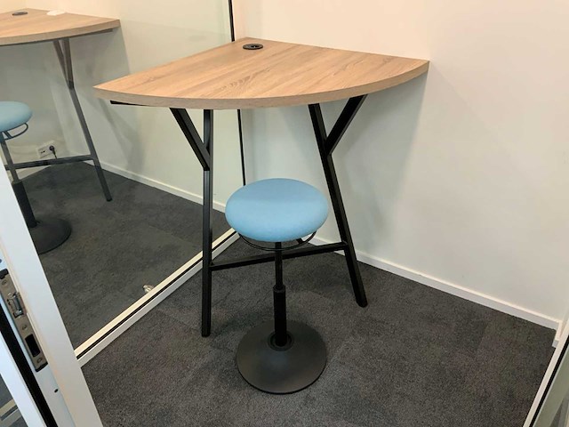 Hoek werkplek met ergonomische mymobilis werkkruk - afbeelding 1 van  4