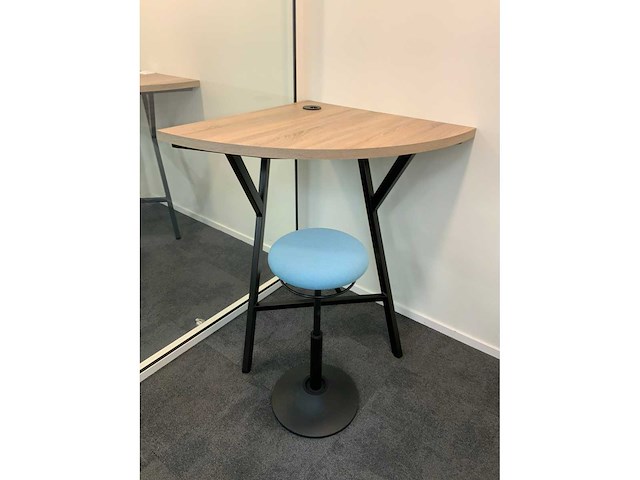 Hoek werkplek met ergonomische mymobilis werkkruk - afbeelding 2 van  4