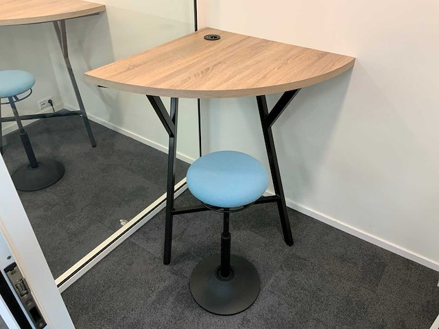 Hoek werkplek met ergonomische mymobilis werkkruk - afbeelding 3 van  4