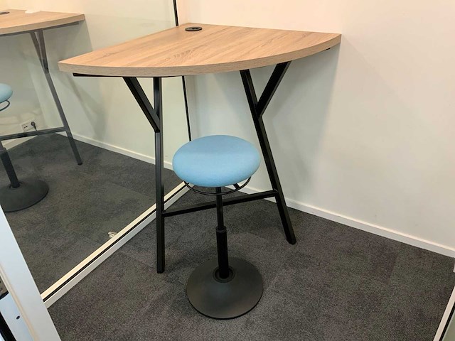 Hoek werkplek met ergonomische mymobilis werkkruk - afbeelding 1 van  6