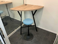 Hoek werkplek met ergonomische mymobilis werkkruk - afbeelding 2 van  6