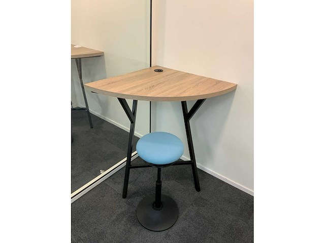 Hoek werkplek met ergonomische mymobilis werkkruk - afbeelding 4 van  6