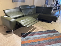 Hoekbank met open eiland, groen leder, elektrisch verstelbaar, verstelbare neksteunen - afbeelding 2 van  5