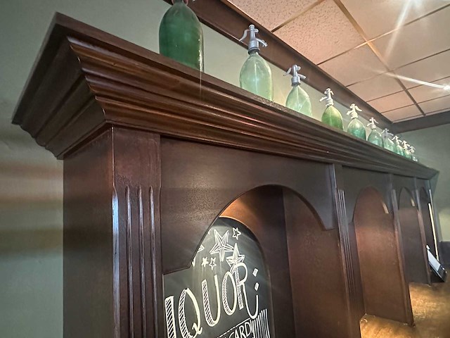 Hoekbar met achterkast en luifel met spots - afbeelding 2 van  16