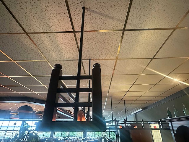 Hoekbar met achterkast en luifel met spots - afbeelding 7 van  16