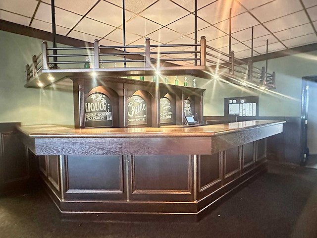 Hoekbar met achterkast en luifel met spots - afbeelding 1 van  16