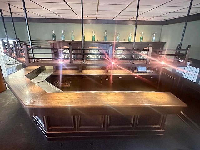 Hoekbar met achterkast en luifel met spots - afbeelding 9 van  16