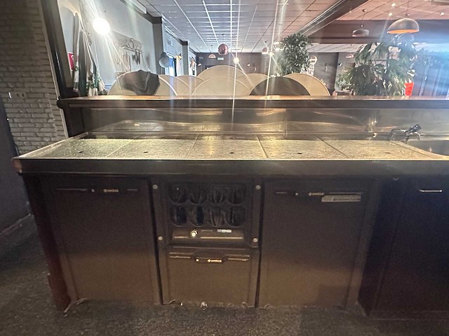 Hoekbar met achterkast en luifel met spots - afbeelding 14 van  16