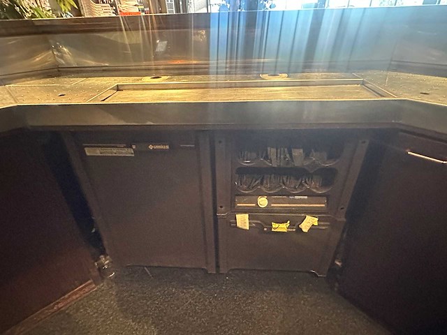 Hoekbar met achterkast en luifel met spots - afbeelding 15 van  16