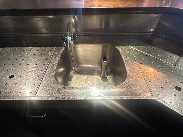 Hoekbar met achterkast en luifel met spots - afbeelding 16 van  16