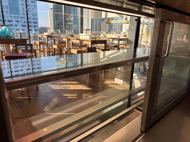 Hoekbar met koelingen en koelvitrine - afbeelding 3 van  23