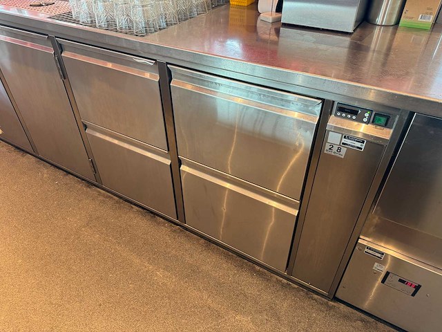 Hoekbar met koelingen en koelvitrine - afbeelding 4 van  23