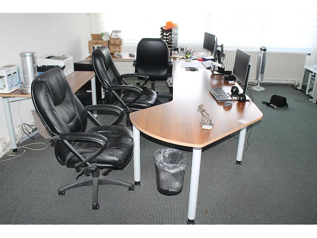 Hoekbureau (3 werkplekken) met 3 verrijdbare bureaustoelen. afmeting 420 x 240 cm. in hoogte verstelbaar. l... - afbeelding 1 van  3