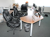 Hoekbureau (3 werkplekken) met 3 verrijdbare bureaustoelen. afmeting 420 x 240 cm. in hoogte verstelbaar. l... - afbeelding 1 van  3
