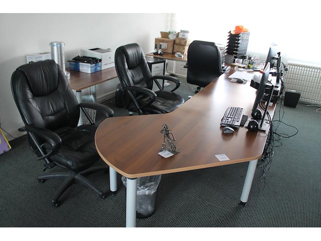 Hoekbureau (3 werkplekken) met 3 verrijdbare bureaustoelen. afmeting 420 x 240 cm. in hoogte verstelbaar. l... - afbeelding 2 van  3