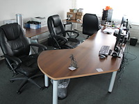 Hoekbureau (3 werkplekken) met 3 verrijdbare bureaustoelen. afmeting 420 x 240 cm. in hoogte verstelbaar. l... - afbeelding 2 van  3