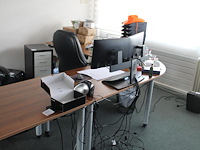 Hoekbureau (3 werkplekken) met 3 verrijdbare bureaustoelen. afmeting 420 x 240 cm. in hoogte verstelbaar. l... - afbeelding 3 van  3