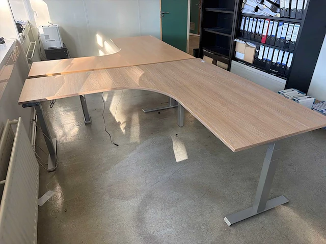 Hoekbureau (electrisch in hoogte verstelbaar) - afbeelding 1 van  5