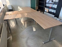 Hoekbureau (electrisch in hoogte verstelbaar) - afbeelding 1 van  5