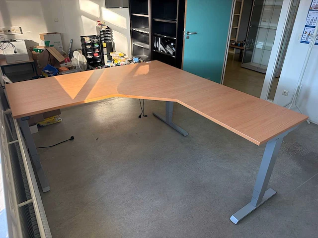 Hoekbureau (electrisch in hoogte verstelbaar) - afbeelding 1 van  6