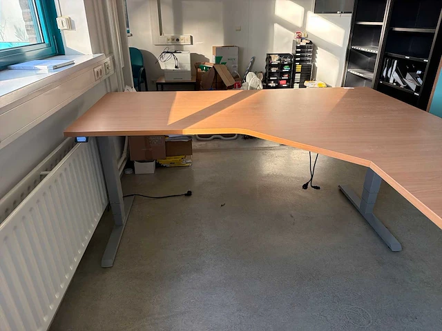 Hoekbureau (electrisch in hoogte verstelbaar) - afbeelding 2 van  6