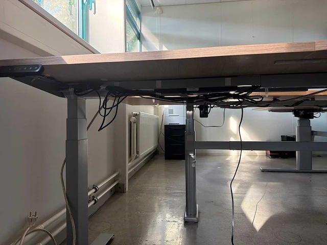 Hoekbureau (electrisch in hoogte verstelbaar) - afbeelding 2 van  2