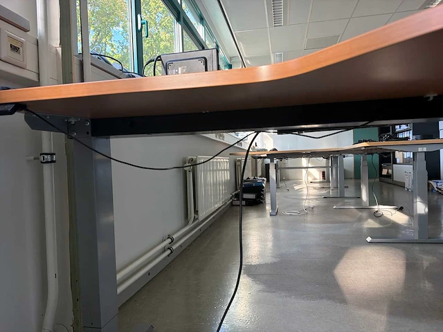 Hoekbureau (electrisch in hoogte verstelbaar) - afbeelding 4 van  5