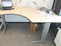 Hoekbureau met afmeting 180 x 120 cm. let op : exclusief kavels op het bureau. - afbeelding 1 van  2
