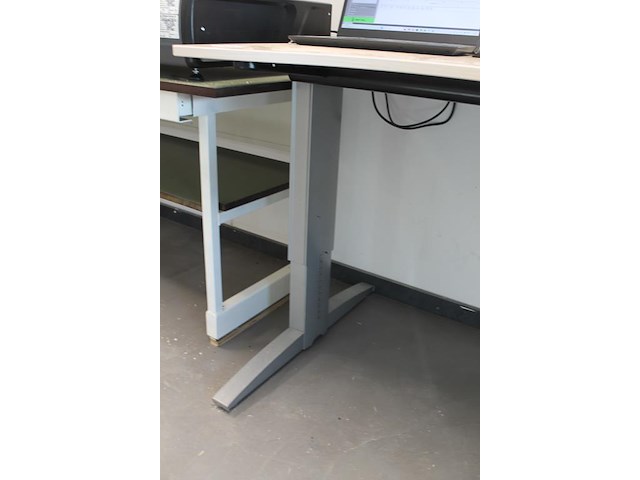 Hoekbureau met afmeting 180 x 120 cm. let op : exclusief kavels op het bureau. - afbeelding 2 van  2