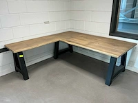 Hoekbureau met boomstamblad