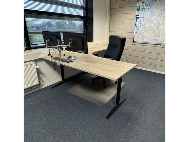 Hoekbureau met bureaustoel, ahrend, mehes, eiken/zwart - afbeelding 1 van  4