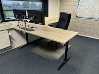Hoekbureau met bureaustoel, ahrend, mehes, eiken/zwart - afbeelding 1 van  4
