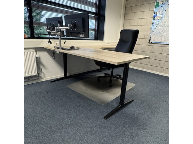 Hoekbureau met bureaustoel, ahrend, mehes, eiken/zwart - afbeelding 2 van  4