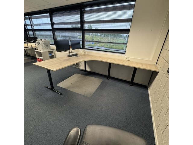 Hoekbureau met bureaustoel, ahrend, mehes, eiken/zwart - afbeelding 3 van  4