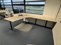 Hoekbureau met bureaustoel, ahrend, mehes, eiken/zwart - afbeelding 3 van  4