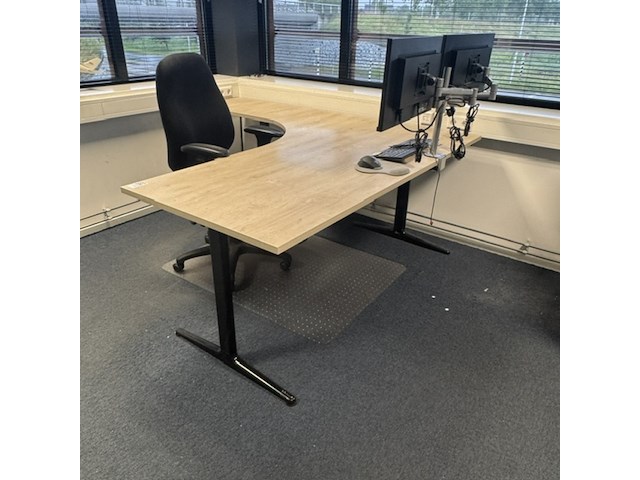 Hoekbureau met bureaustoel, ahrend, mehes, eiken/zwart - afbeelding 1 van  6