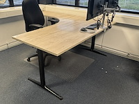 Hoekbureau met bureaustoel, ahrend, mehes, eiken/zwart - afbeelding 1 van  6