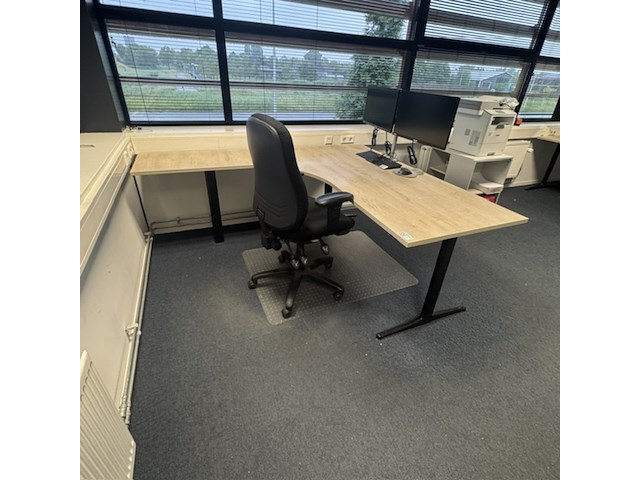 Hoekbureau met bureaustoel, ahrend, mehes, eiken/zwart - afbeelding 3 van  6