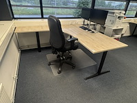 Hoekbureau met bureaustoel, ahrend, mehes, eiken/zwart - afbeelding 3 van  6