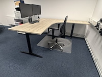 Hoekbureau met bureaustoel, ahrend, mehes, eiken/zwart - afbeelding 1 van  5