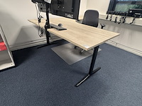 Hoekbureau met bureaustoel, ahrend, mehes, eiken/zwart - afbeelding 4 van  5
