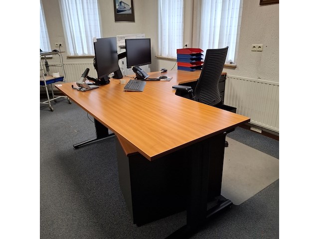 Hoekbureau met bureaustoel en 2x ladeblok - afbeelding 1 van  7