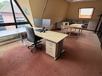 Hoekbureau met bureaustoel en vergadertafel - afbeelding 1 van  6