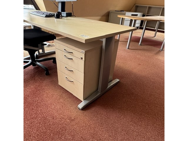 Hoekbureau met bureaustoel en vergadertafel - afbeelding 3 van  6