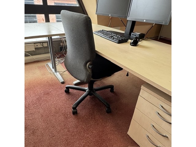 Hoekbureau met bureaustoel en vergadertafel - afbeelding 4 van  6