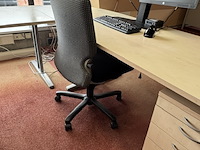 Hoekbureau met bureaustoel en vergadertafel - afbeelding 4 van  6