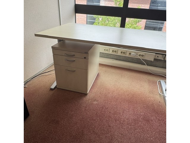 Hoekbureau met bureaustoel en vergadertafel - afbeelding 5 van  6